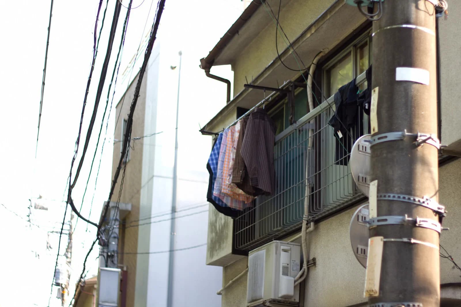 青い屋根の戸建て住宅。相続した実家のイメージ