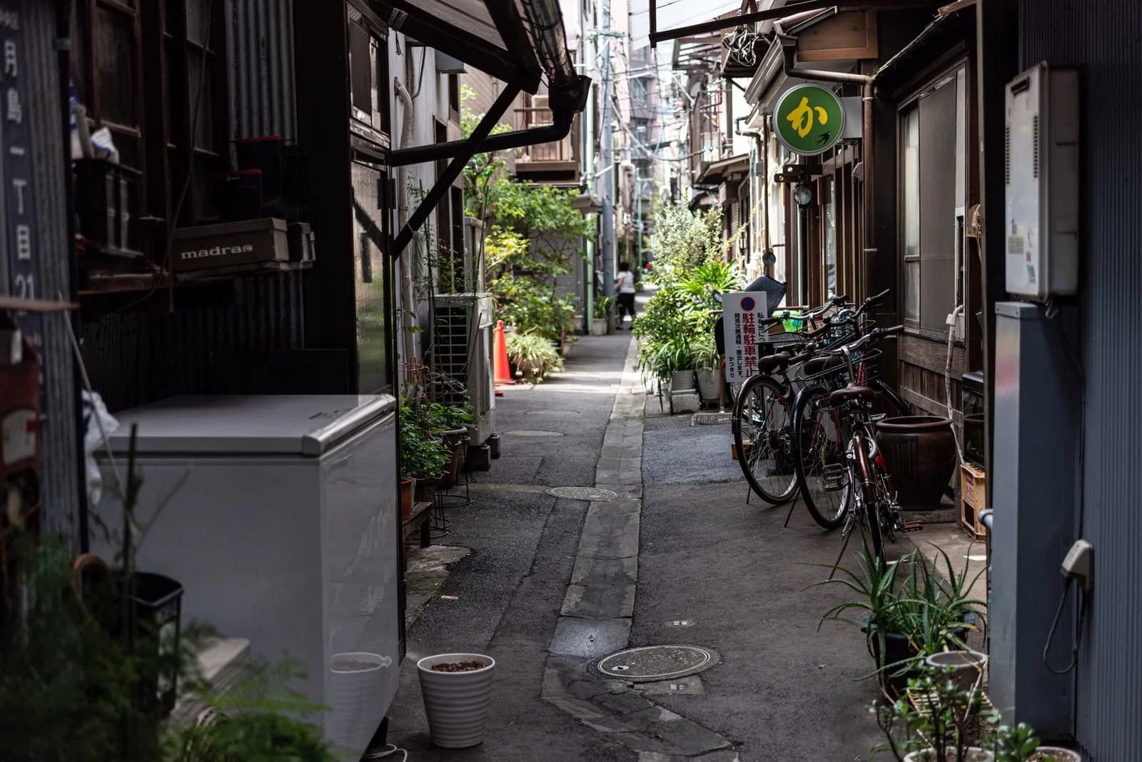夕方の住宅街の路地。急ぎ・事情のある売却のイメージ