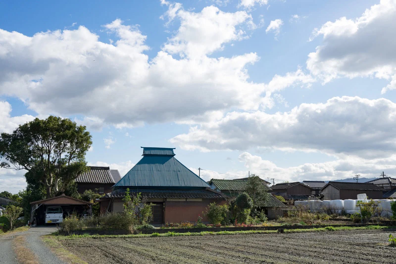 茅葺き屋根の家と田畑。売却後も住み続ける家のイメージ