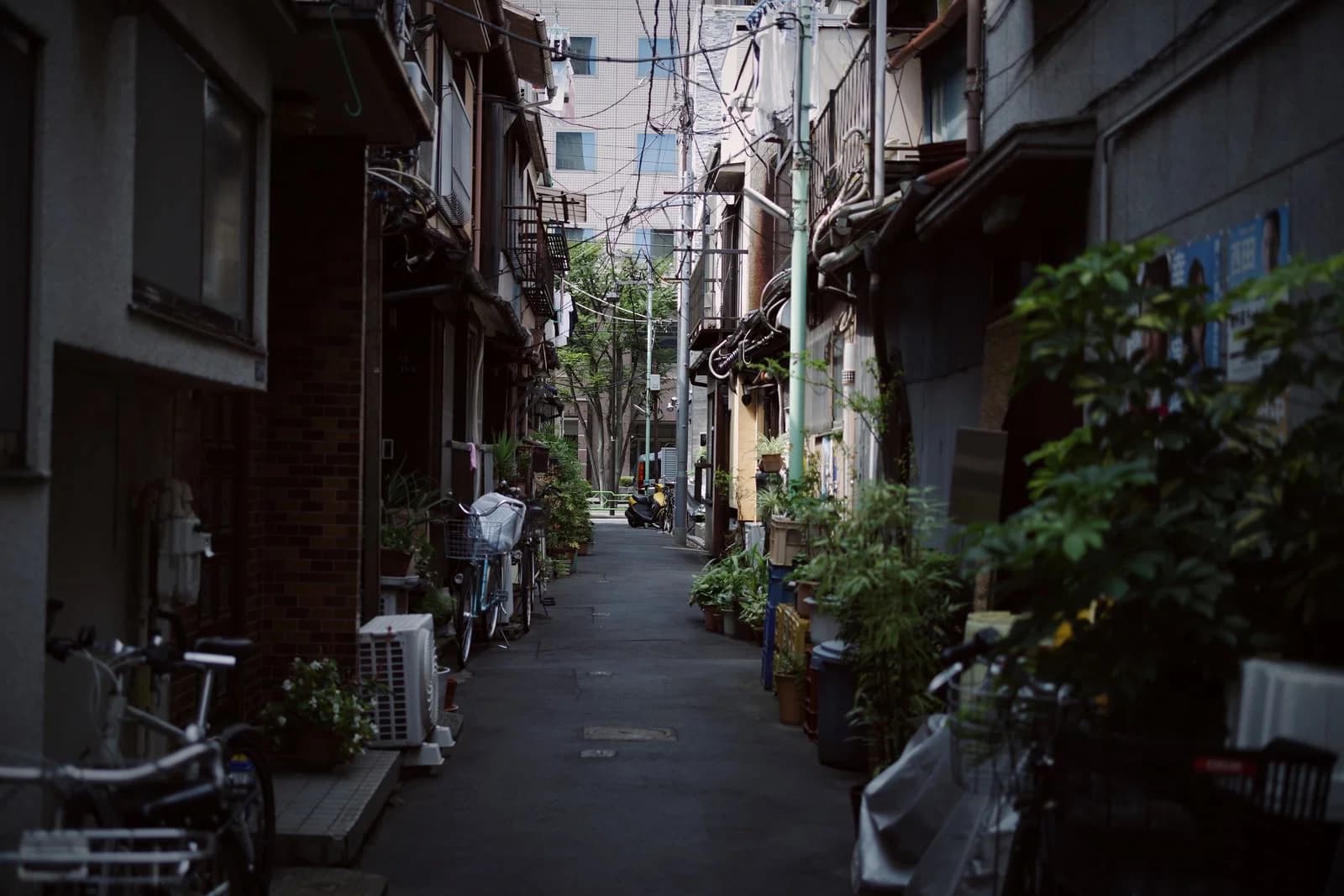 下町の住宅街の路地。離婚に伴う住まいの売却イメージ