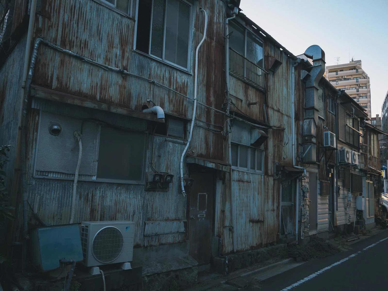 老朽化したトタン張りの建物。空き家のイメージ